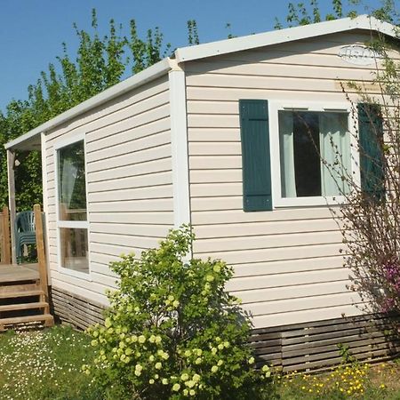 ホテルCamping Du Plan D'Eau **** Saint-Yrieix-sur-Charente エクステリア 写真