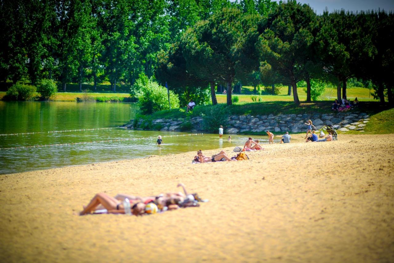 ホテルCamping Du Plan D'Eau **** Saint-Yrieix-sur-Charente エクステリア 写真
