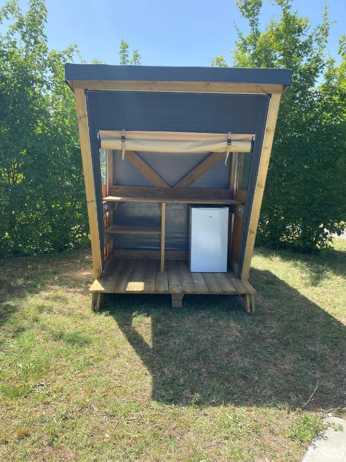 ホテルCamping Du Plan D'Eau **** Saint-Yrieix-sur-Charente エクステリア 写真