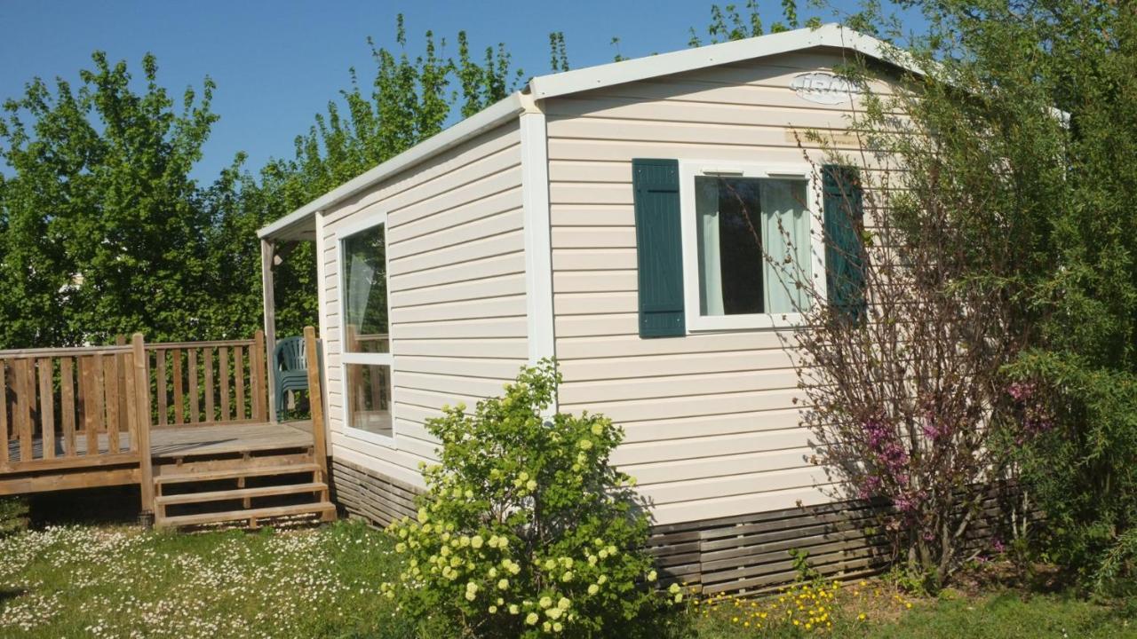 ホテルCamping Du Plan D'Eau **** Saint-Yrieix-sur-Charente エクステリア 写真