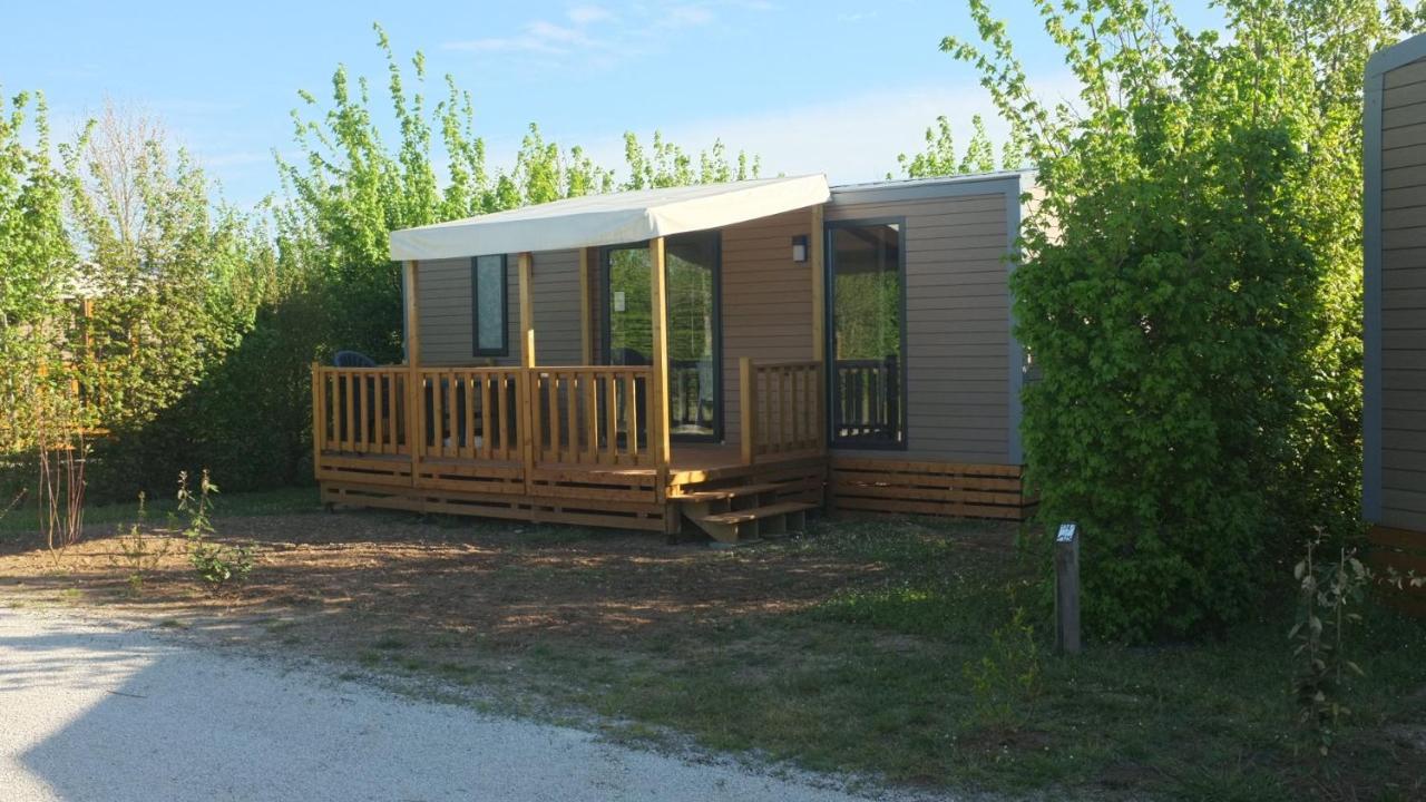 ホテルCamping Du Plan D'Eau **** Saint-Yrieix-sur-Charente エクステリア 写真