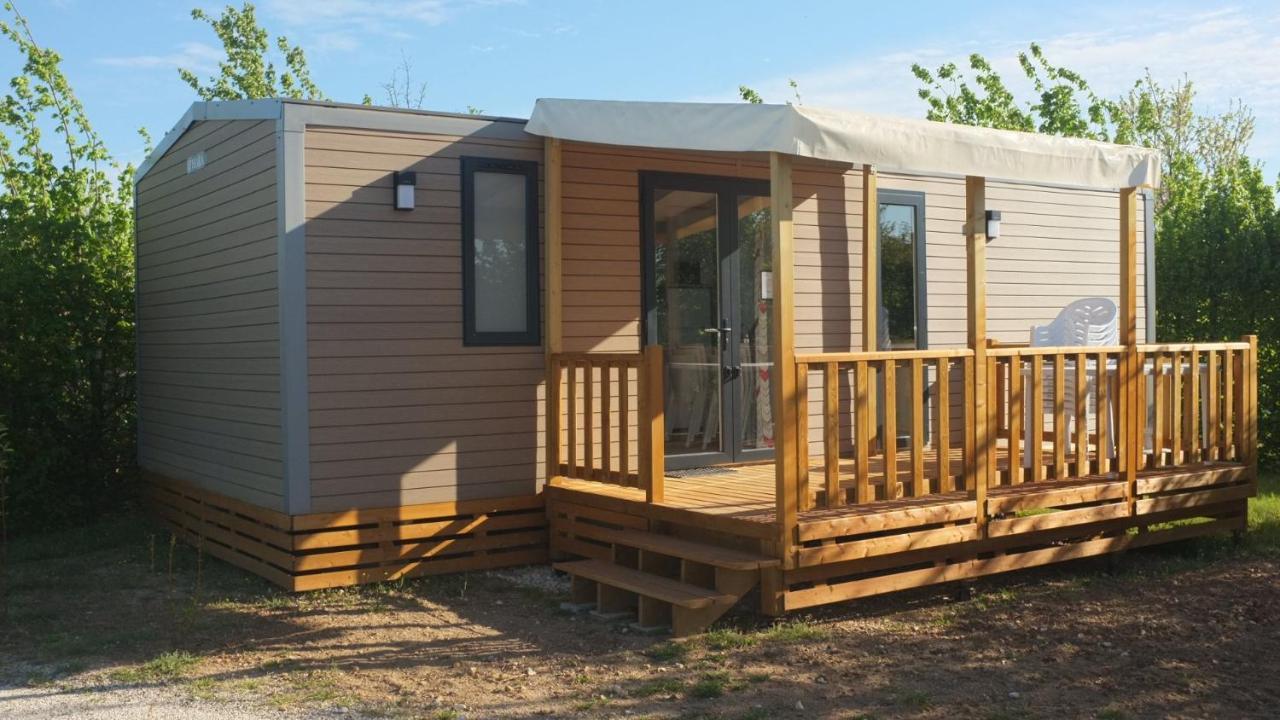 ホテルCamping Du Plan D'Eau **** Saint-Yrieix-sur-Charente エクステリア 写真
